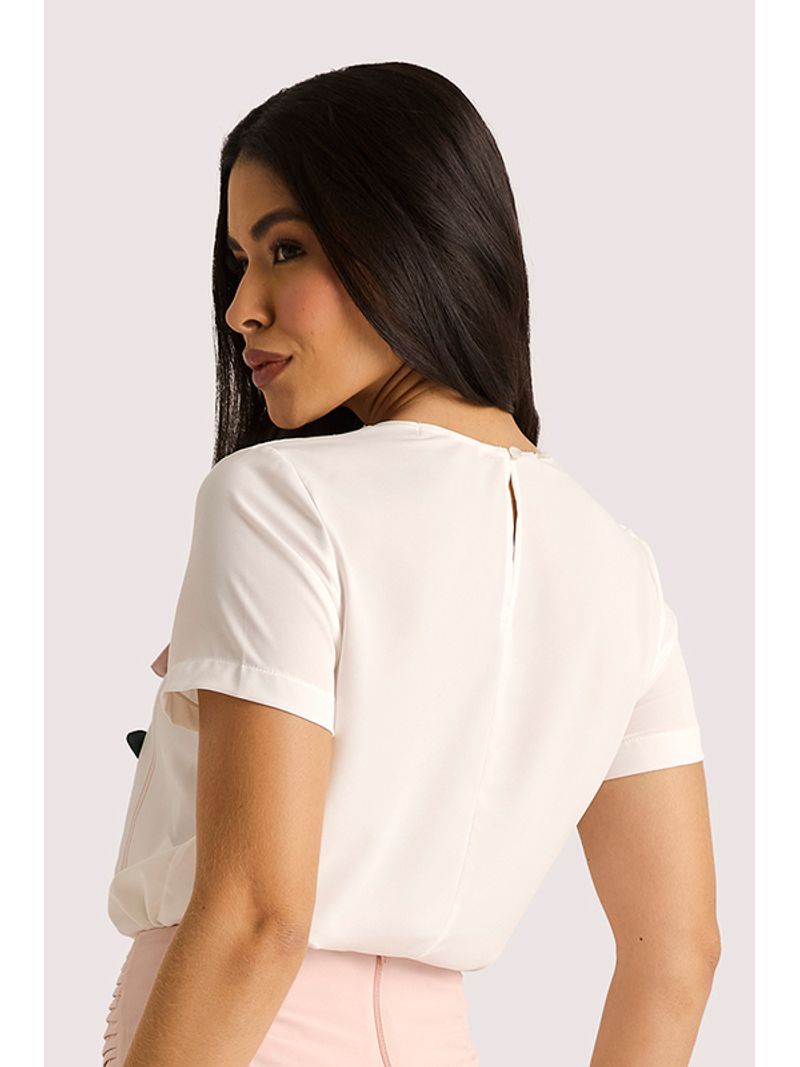 Blusa Baby Look Com Flor Aplicada E Perolas Off White 36